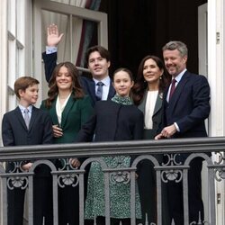 Federico y Mary de Dinamarca y sus hijos Christian, Isabella, Vincent y Josephine de Dinamarca en el 83 cumpleaños de Margarita de Dinamarca