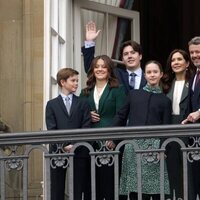 Federico y Mary de Dinamarca y sus hijos Christian, Isabella, Vincent y Josephine de Dinamarca en el 83 cumpleaños de Margarita de Dinamarca