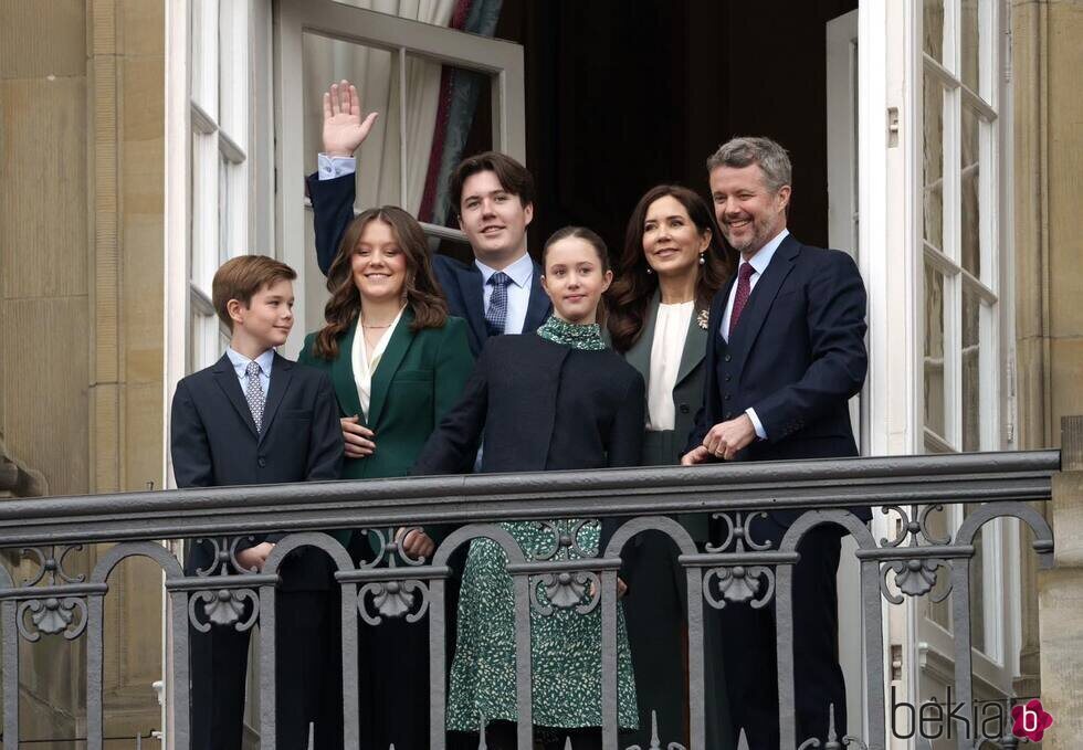 Federico y Mary de Dinamarca y sus hijos Christian, Isabella, Vincent y Josephine de Dinamarca en el 83 cumpleaños de Margarita de Dinamarca