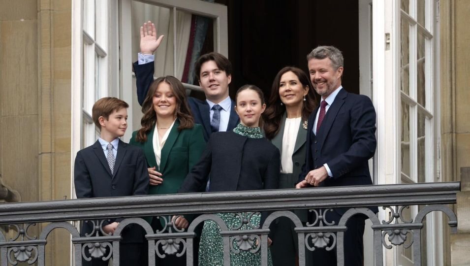 Federico y Mary de Dinamarca y sus hijos Christian, Isabella, Vincent y Josephine de Dinamarca en el 83 cumpleaños de Margarita de Dinamarca