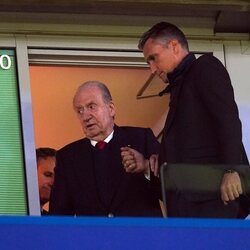 El Rey Juan Carlos en un partido de fútbol antes de su segundo regreso a España