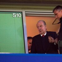 El Rey Juan Carlos en un partido de fútbol antes de su segundo regreso a España