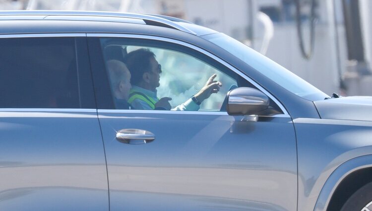 El Rey Juan Carlos con Pedro Campos en el coche tras aterrizar en Vigo