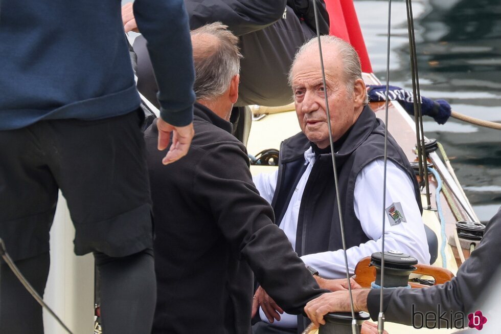 El Rey Juan Carlos en el barco durante la primera jornada de la Copa de Vela en Sanxenxo