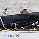 El Rey Juan Carlos saluda desde el barco en la primera jornada de la Copa de Vela