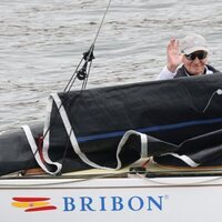 El Rey Juan Carlos saluda desde el barco en la primera jornada de la Copa de Vela