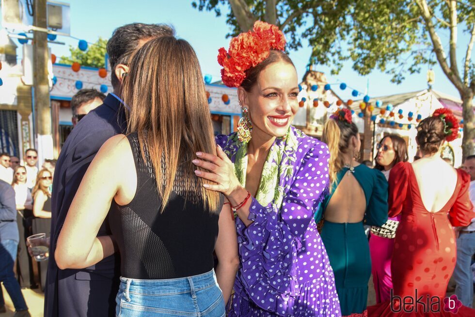 Eva González saludando a unos amigos en la Feria de Abril de Mairena de Alcor 2023