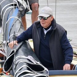 El Rey Juan Carlos en su segunda jornada en Sanxenxo preparándose para la Copa de Vela