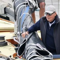 El Rey Juan Carlos en su segunda jornada en Sanxenxo preparándose para la Copa de Vela