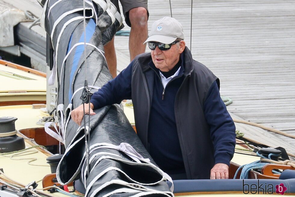 El Rey Juan Carlos en su segunda jornada en Sanxenxo preparándose para la Copa de Vela