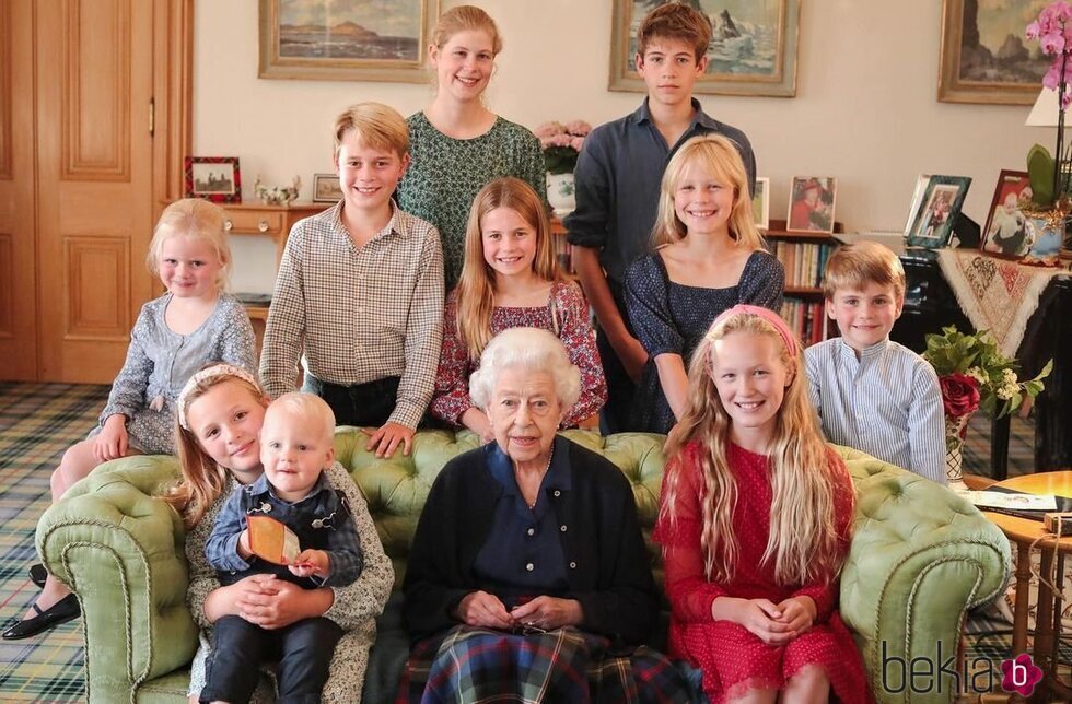 La Reina Isabel II con algunos nietos y bisnietos en una foto inédita compartida en el que sería su 97 cumpleaños