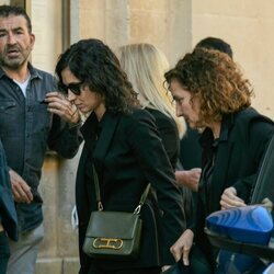 Xisca Perelló y su madre llegando a la misa funeral tras el fallecimiento de su padre