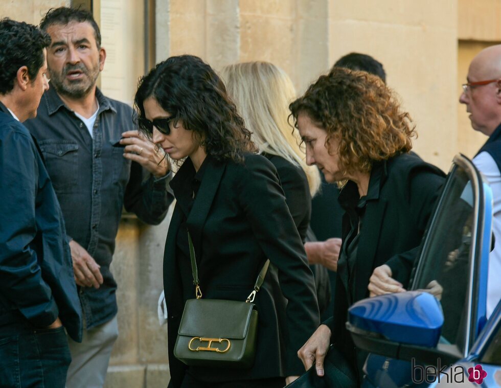 Xisca Perelló y su madre llegando a la misa funeral tras el fallecimiento de su padre