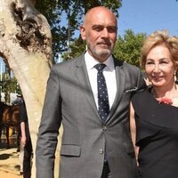 Ana Rosa Quintana y su marido Juan Muñoz en la Feria de Abril de Sevilla 2023