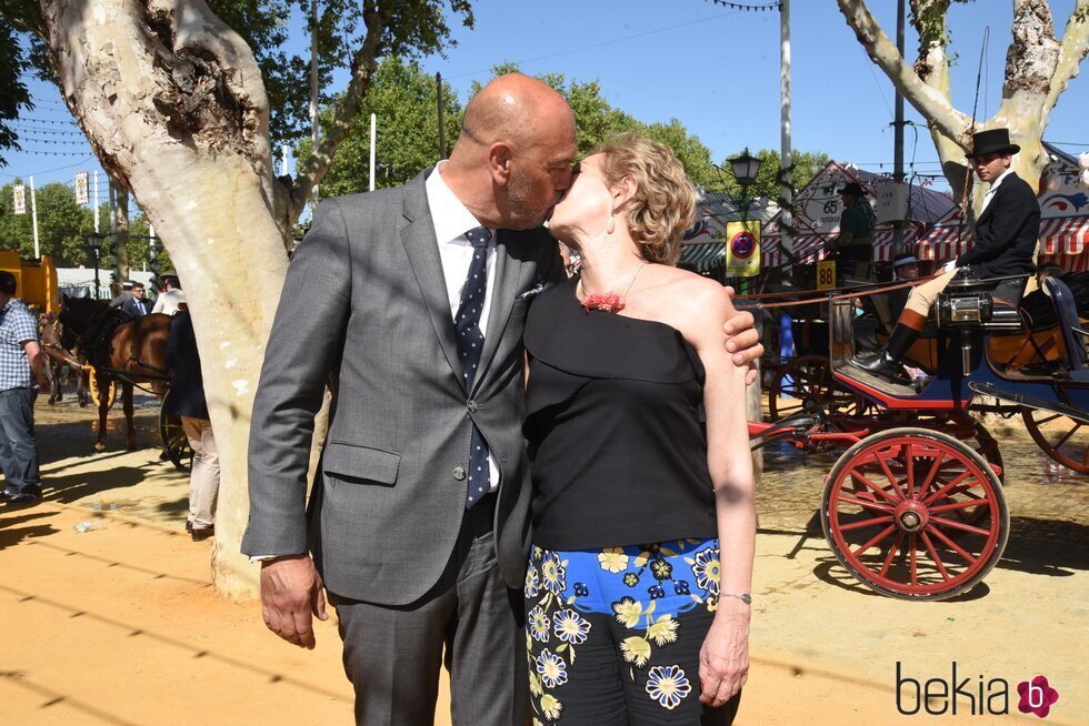 Ana Rosa Quintana besándose con su marido Juan Muñoz en la Feria de Abril de Sevilla 2023