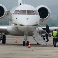 El Rey Juan Carlos subiendo al avión tras su visita a Vitoria