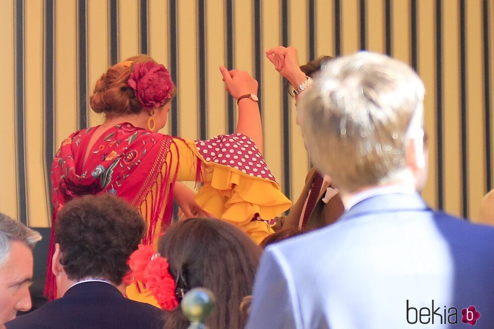 Amalia de Holanda bailando sevillanas de la Feria de Abril