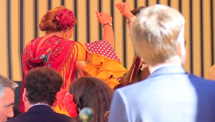 Amalia de Holanda bailando sevillanas de la Feria de Abril