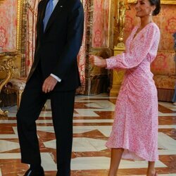 Los Reyes Felipe y Letizia, muy sonrientes en el almuerzo por el Premio Cervantes 2022