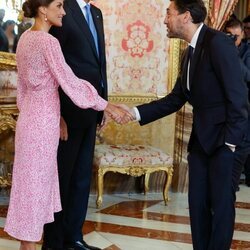 Los Reyes Felipe y Letizia saludan a Javier Ruiz en el almuerzo por el Premio Cervantes 2022