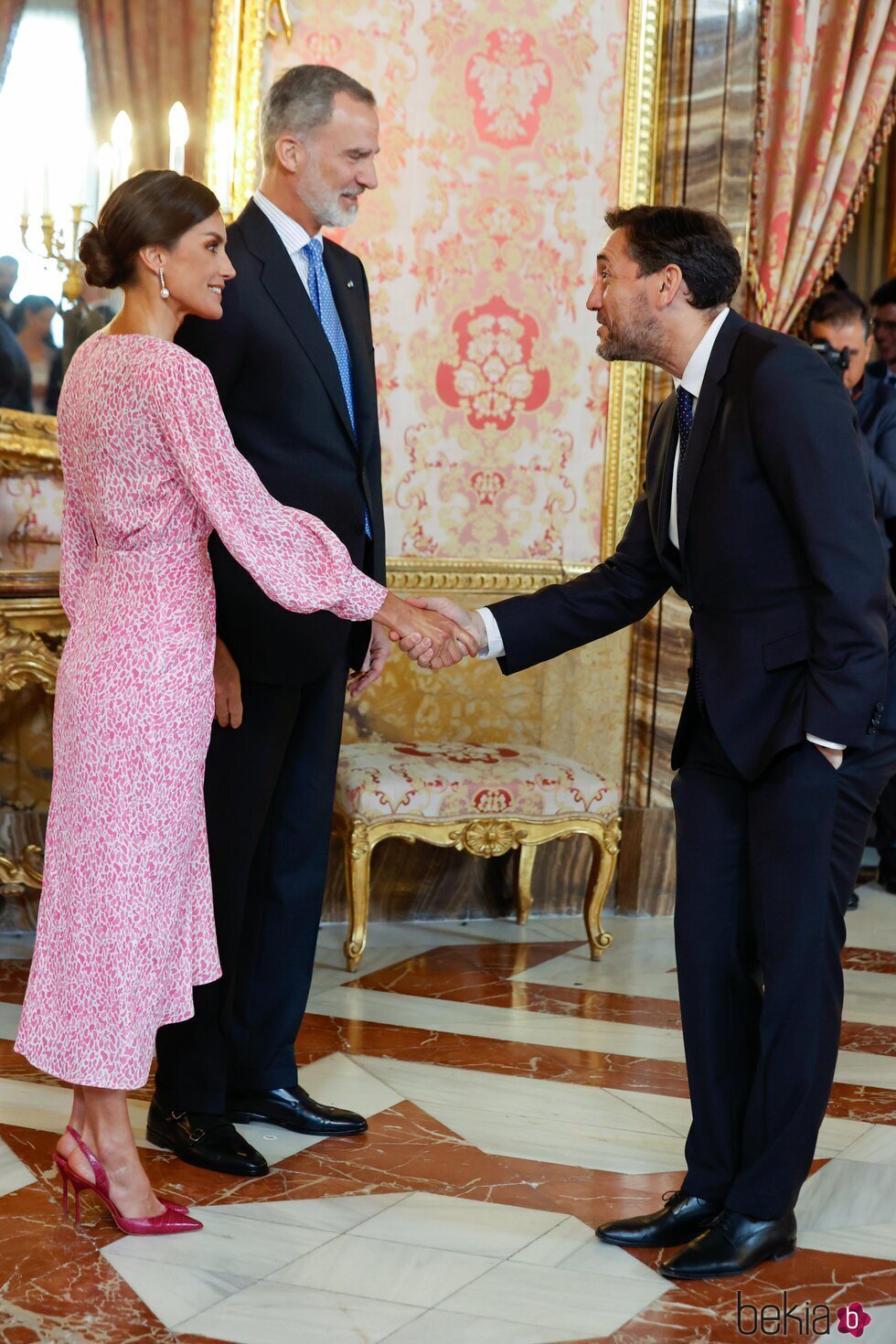 Los Reyes Felipe y Letizia saludan a Javier Ruiz en el almuerzo por el Premio Cervantes 2022