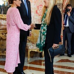 Los Reyes Felipe y Letizia saludan a Luz Gabás en el almuerzo por el Premio Cervantes 2022