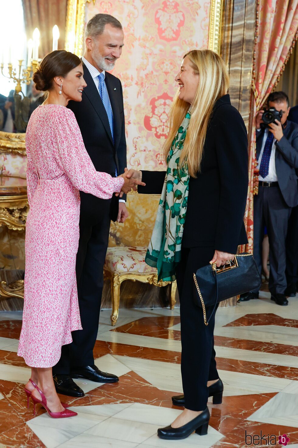 Los Reyes Felipe y Letizia saludan a Luz Gabás en el almuerzo por el Premio Cervantes 2022