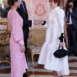 Los Reyes Felipe y Letizia saludan a Virginia Feito en el almuerzo por el Premio Cervantes 2022