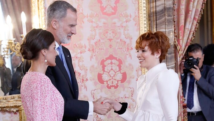 Los Reyes Felipe y Letizia saludan a Virginia Feito en el almuerzo por el Premio Cervantes 2022