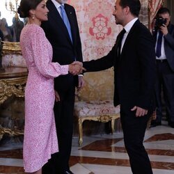 Los Reyes Felipe y Letizia saludan a Ángel Martín en el almuerzo por el Premio Cervantes 2022