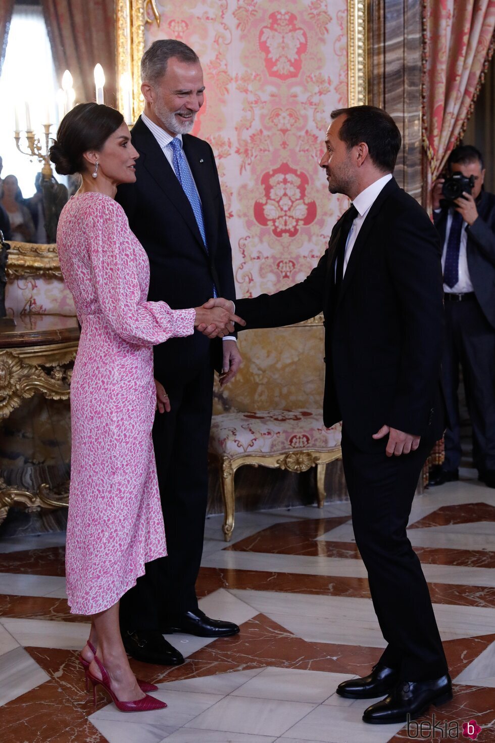 Los Reyes Felipe y Letizia saludan a Ángel Martín en el almuerzo por el Premio Cervantes 2022