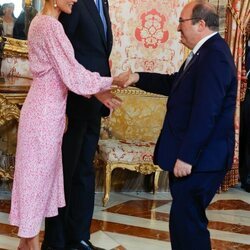 La Reina Letizia saluda a Miguel Iceta en presencia de Felipe VI en el almuerzo por el Premio Cervantes 2022