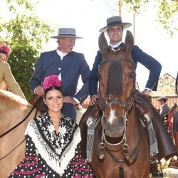 Fran Rivera y Cayetana Rivera con unos amigos en la Feria de Abril de Sevilla 2023