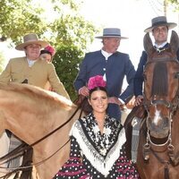 Fran Rivera y Cayetana Rivera con unos amigos en la Feria de Abril de Sevilla 2023