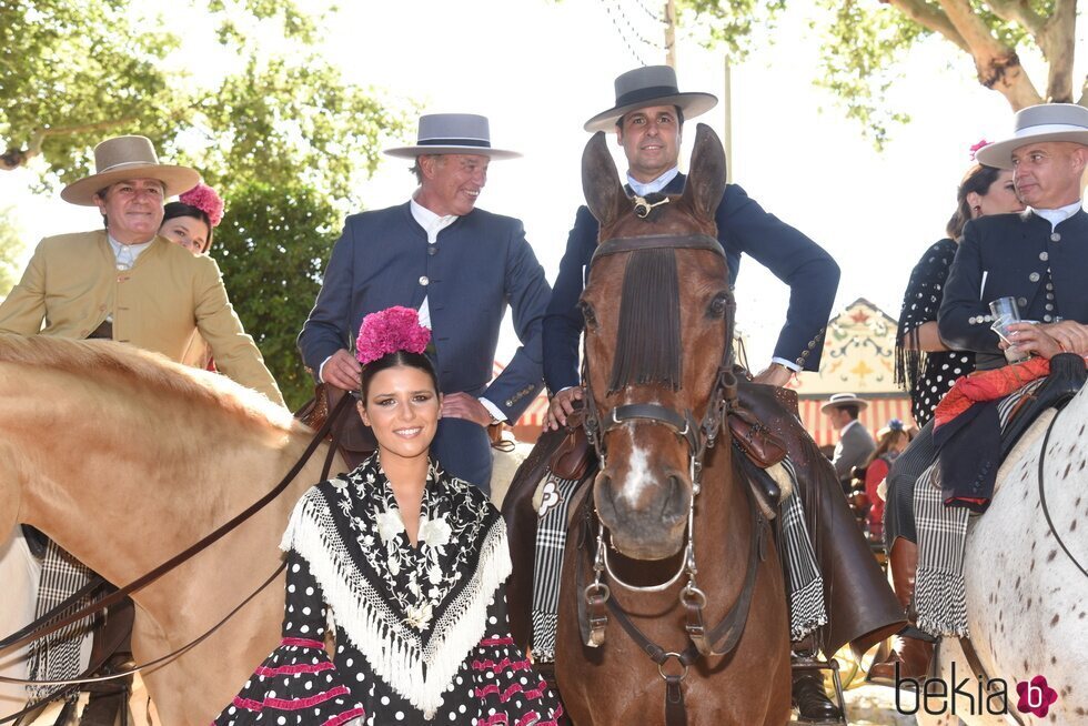 Fran Rivera y Cayetana Rivera con unos amigos en la Feria de Abril de Sevilla 2023