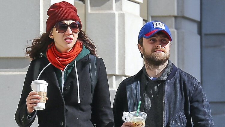 Daniel Radcliffe y Erin Darke dando un paseo por Nueva York