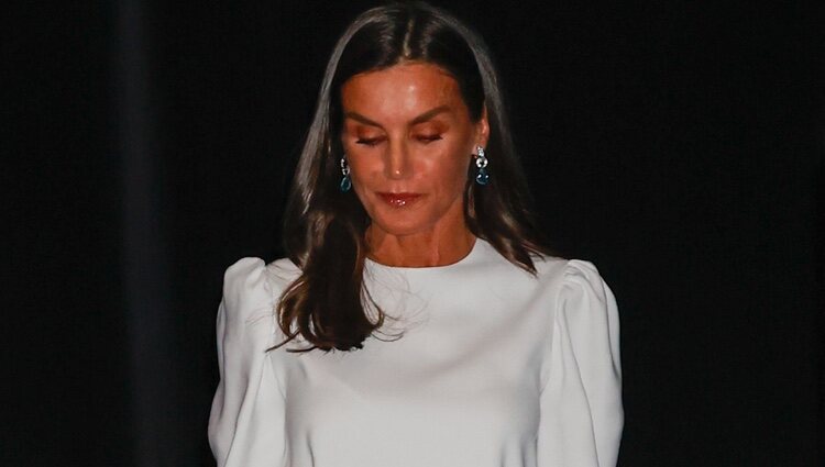 La Reina Letizia con un vestido blanco y zapatos azules en la Conferencia Europea Tabaco o Salud