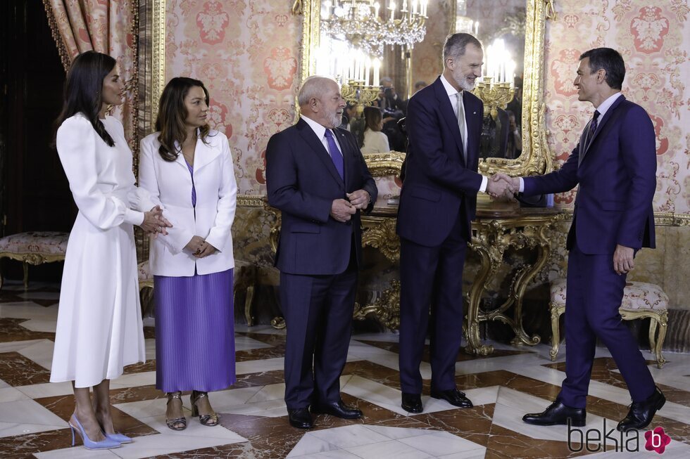 Pedro Sánchez saluda a los Reyes Felipe y Letizia y Lula da Silva y su esposa en el Palacio Real