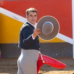 Jesulín de Ubrique durante una corrida de toros sosteniendo el sombrero