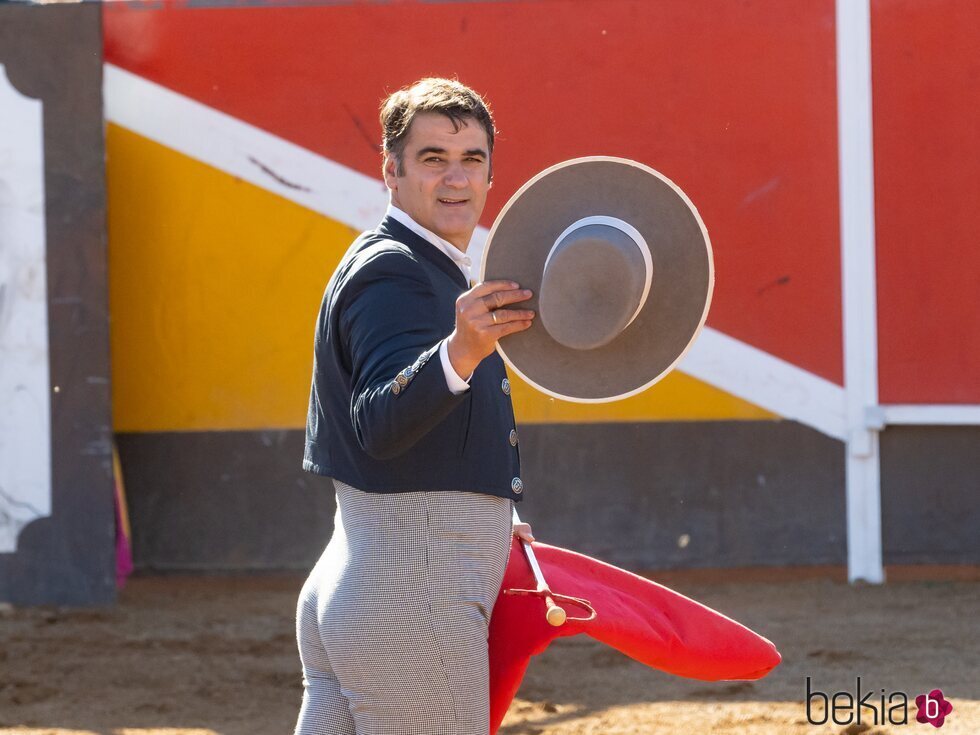 Jesulín de Ubrique durante una corrida de toros sosteniendo el sombrero