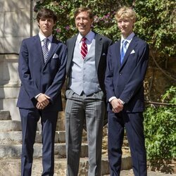 El Príncipe Louis de Luxemburgo con sus hijos Gabriel y Noah en la boda religiosa de la Princesa Alexandra de Luxemburgo y Nicolas Bagory