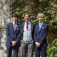 El Príncipe Louis de Luxemburgo con sus hijos Gabriel y Noah en la boda religiosa de la Princesa Alexandra de Luxemburgo y Nicolas Bagory