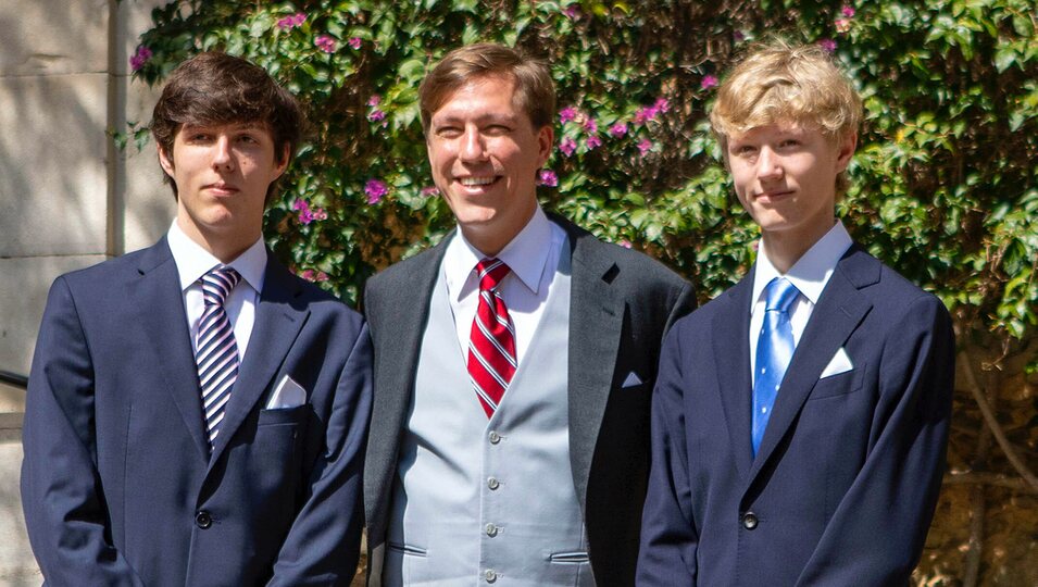 El Príncipe Louis de Luxemburgo con sus hijos Gabriel y Noah en la boda religiosa de la Princesa Alexandra de Luxemburgo y Nicolas Bagory