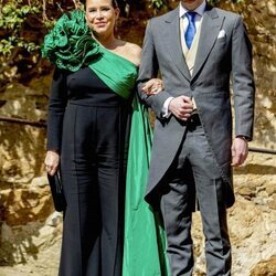 La Gran Duquesa María Teresa Luxemburgo junto a un hermano de Nicolas Bagory en la boda religiosa de la Princesa Alexandra de Luxemburgo y Nicolas Bagory