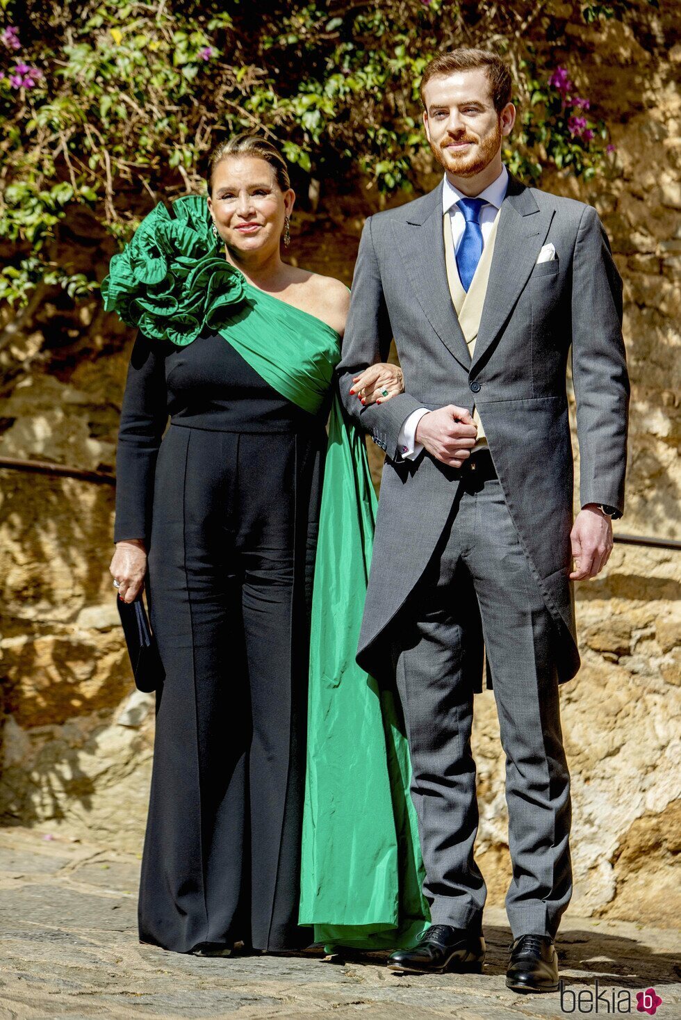 La Gran Duquesa María Teresa Luxemburgo junto a un hermano de Nicolas Bagory en la boda religiosa de la Princesa Alexandra de Luxemburgo y Nicolas Bagory