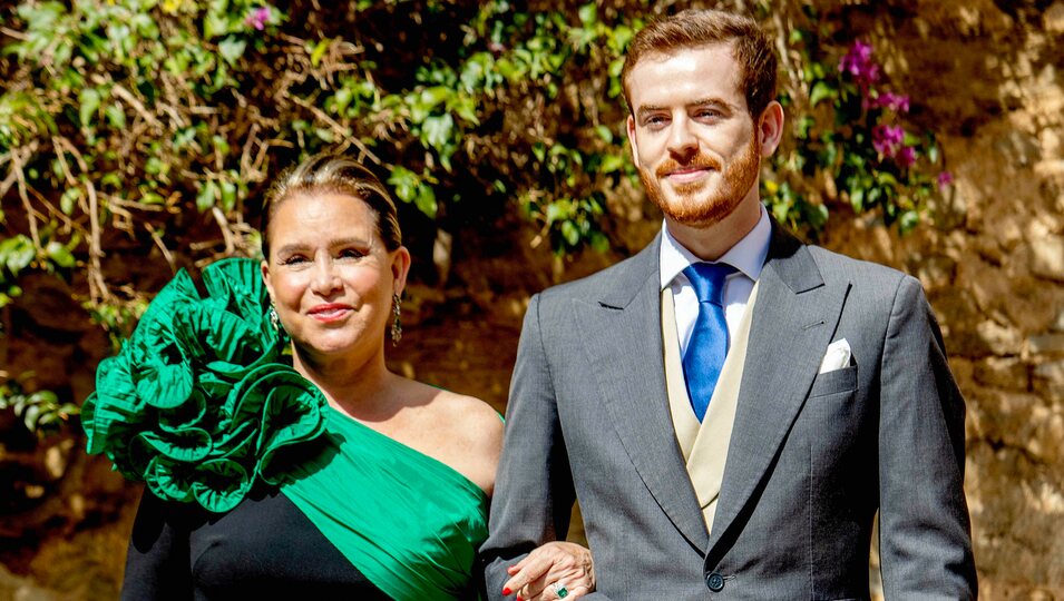 La Gran Duquesa María Teresa Luxemburgo junto a un hermano de Nicolas Bagory en la boda religiosa de la Princesa Alexandra de Luxemburgo y Nicolas Bagory