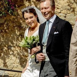 La Princesa Alexandra de Luxemburgo junto al Gran Duque Enrique llegando a su boda religiosa con Nicolas Bagory