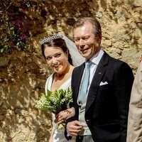 La Princesa Alexandra de Luxemburgo junto al Gran Duque Enrique llegando a su boda religiosa con Nicolas Bagory