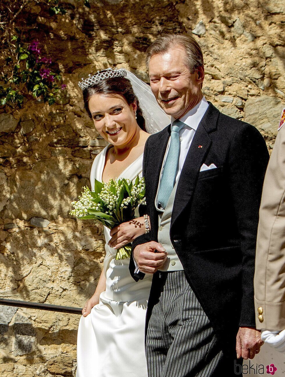 La Princesa Alexandra de Luxemburgo junto al Gran Duque Enrique llegando a su boda religiosa con Nicolas Bagory