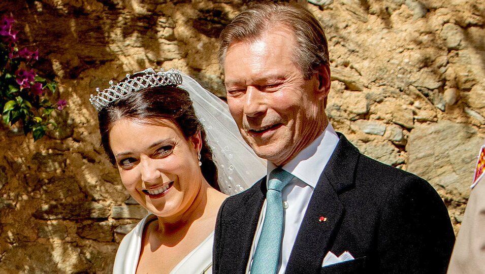 La Princesa Alexandra de Luxemburgo junto al Gran Duque Enrique llegando a su boda religiosa con Nicolas Bagory